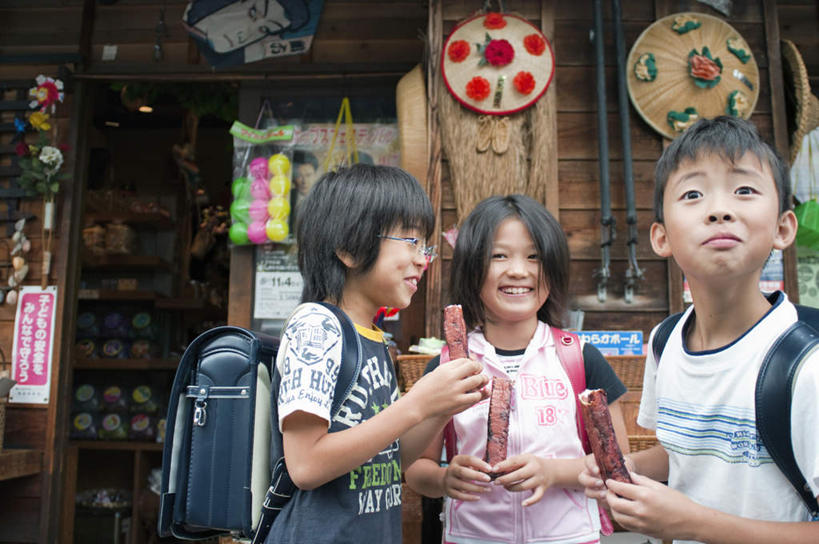 东方人,儿童,背,头发,三个人,商店,站,笑,摸,吃,微笑,露齿笑,横图,室外,白天,正面,购物,旅游,度假,纯洁,成功,合作,团队,集体,信心,消费,超市,亚洲,三根,一排,许多,抚摸,握,阴影,服装,整齐,光线,包,商品,书包,影子,清凉,拿,拿着,扭头,注视,休闲装,黄种人,娱乐,棒冰,冰棍,队伍,排列,三个,小孩,衣服,白色,黑色,阳光,背包,冷饮,背着,观察,看,站着,转头,享受,休闲,舒服,休闲服,放松,可爱,童年,童趣,握着,金融,百货,服饰,便利店,观看,解暑,察看,冰棒,成就,队列,关注,解渴,合伙,选购,贸易,童真,烂漫,无邪,舒爽,血拼,零售店,消暑,冰条,天真,男孩,男人,男性,女孩,女人,女性,亚洲人,触摸,接触,嚼,食,站立,半身,彩图,店铺,杂货店,杂货铺,双肩包,男生,女生