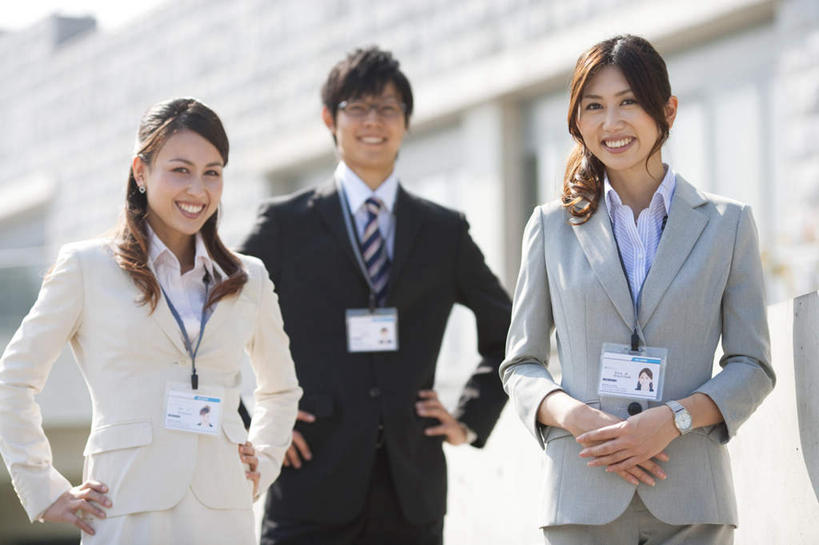 东方人,头发,三个人,同事,商务人士,商务男性,商务女性,高楼大厦,站,笑,摸,微笑,露齿笑,横图,室外,白天,正面,衬衫,成功,合作,团队,集体,信心,大厦,建筑,摩天大楼,名片,亚洲,一排,抚摸,阴影,套装,整齐,光线,信息,影子,墙,领带,联系,注视,黄种人,手叉腰,队伍,墙壁,墙面,排列,蓝色,黑色,蓝天,天空,阳光,卡片,天,叉腰,观察,看,站着,观看,察看,领导,双手叉腰,成就,队列,关注,商务装,身份,合伙,领袖,工薪阶层,名刺,名帖,交往,男人,男性,年轻男性,年轻女性,女人,女性,亚洲人,长发,白领,上班族,触摸,接触,站立,半身,彩图,衬衣,商业,大楼,高层建筑,高楼,摩天楼