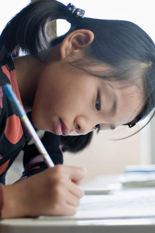 东方人,儿童,一个人,坐,摸,竖图,室内,白天,侧面,纯洁,窗户,落地窗,桌子,亚洲,仅一个女性,仅一个人,抚摸,握,写,阴影,服装,光线,笔,影子,墙,办公用品,记事本,拿,拿着,注视,休闲装,黄种人,书桌,玻璃窗,墙壁,墙面,文具,小孩,衣服,黄色,蓝色,阳光,本子,笔记本,课桌,围巾,学习用品,低头,观察,记录,看,仅一个小孩,休闲,休闲服,可爱,童年,童趣,握着,服饰,观看,文具用品,察看,关注,童真,烂漫,无邪,天真,女孩,女人,女性,亚洲人,孩子,触摸,接触,坐着,半身,彩图,女生