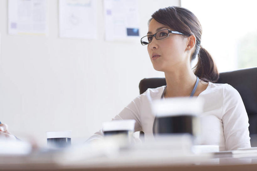 东方人,一个人,办公室,坐,笑,摸,微笑,露齿笑,横图,室内,白天,正面,窗户,杯子,亚洲,仅一个年轻女性,仅一个女性,仅一个人,一副,一排,抚摸,阴影,服装,朦胧,模糊,整齐,光线,笔,材料,瓷器,档案,文件,眼镜,影子,墙,办公用品,咖啡杯,陶瓷制品,注视,休闲装,黄种人,玻璃窗,墙壁,墙面,文具,排列,三个,衣服,白色,阳光,学习用品,资料,观察,看,靠,靠着,倚靠,休闲,休闲服,服饰,观看,文具用品,察看,倚着,队列,关注,文档,瓷杯,近视眼镜,年轻女性,女人,女性,亚洲人,触摸,接触,坐着,半身,彩图