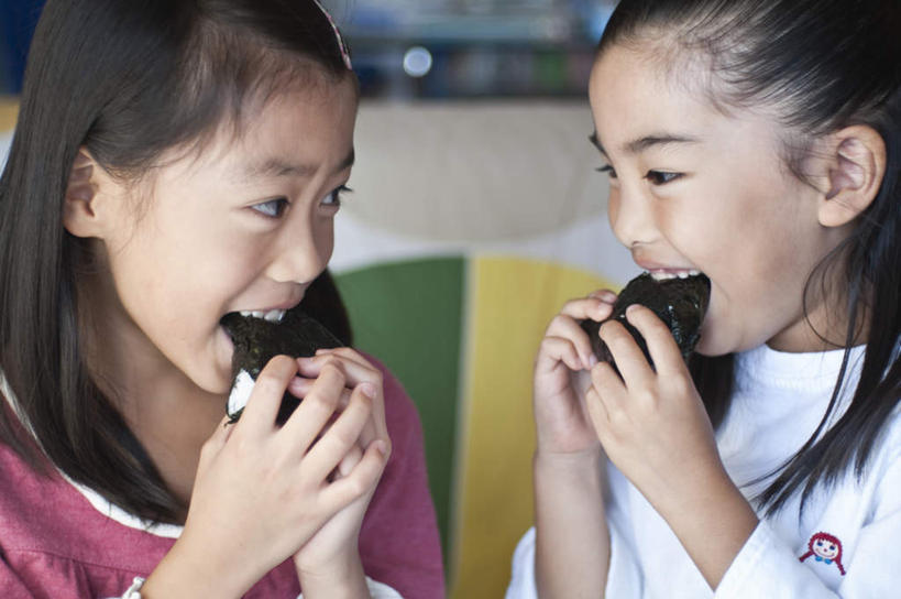 点心,米饭,饭团,东方人,儿童,头发,两个人,伙伴,朋友,站,笑,摸,吃,微笑,露齿笑,横图,室内,白天,正面,友谊,纯洁,亚洲,抚摸,握,阴影,服装,光线,影子,墙,食品,甜点,甜品,饭,拿,拿着,注视,休闲装,黄种人,相视,墙壁,墙面,食物,糕点,两个,小孩,衣服,粉色,白色,黑色,阳光,甜食,观察,看,站着,张嘴,休闲,面对面,休闲服,可爱,童年,童趣,握着,服饰,观看,对视,五谷,察看,关注,相对,张大嘴巴,童真,烂漫,无邪,相看,天真,友情,女孩,女人,女性,亚洲人,长发,张开嘴,触摸,接触,嚼,食,站立,半身,彩图,女生