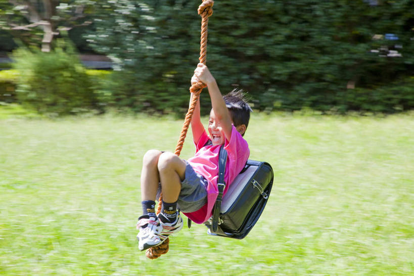 东方人,儿童,一个人,坐,举,笑,摸,微笑,露齿笑,横图,室外,白天,正面,衬衫,游戏,草地,草坪,植物,亚洲,仅一个男性,仅一个人,一根,抚摸,阴影,服装,光线,包,书包,影子,领带,玩,注视,休闲装,黄种人,娱乐,草,树,树木,一个,小孩,衣服,粉色,黄色,绿色,黑色,阳光,自然,背包,绳子,秋千,观察,看,托,仅一个小孩,休闲,休闲服,服饰,生长,单个,成长,观看,活动,绳索,察看,发泄,关注,消遣,智力,宣泄,男孩,男人,男性,亚洲人,孩子,触摸,接触,举起,举手,举着,玩耍,嬉戏,向上举,向上伸,向上托,坐着,彩图,全身,衬衣,双肩包,男生