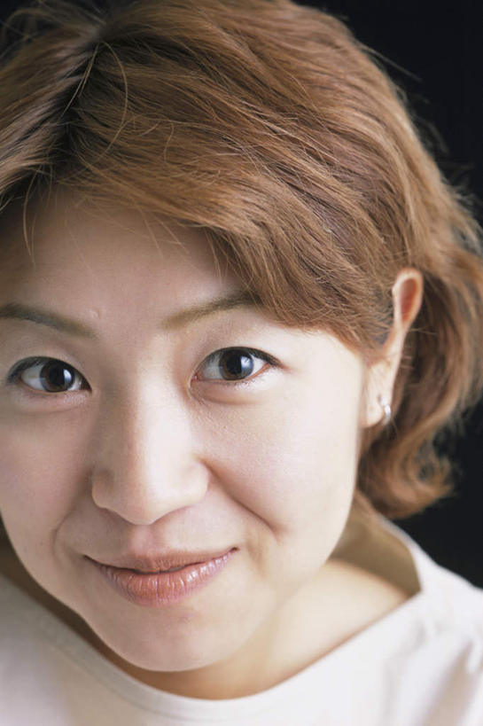 东方人,脸,头,脸颊,头发,一个人,笑,微笑,露齿笑,竖图,俯视,室内,特写,白天,亚洲,仅一个年轻女性,仅一个女性,仅一个人,黑色背景,服装,注视,休闲装,黄种人,衣服,黄色,白色,观察,看,休闲,休闲服,摄影,服饰,影棚,观看,察看,关注,年轻女性,女人,女性,亚洲人,头部,脸部,脸蛋,面部,抬头,仰头,半身,彩图,高角度拍摄,影棚拍摄,拍摄,短发