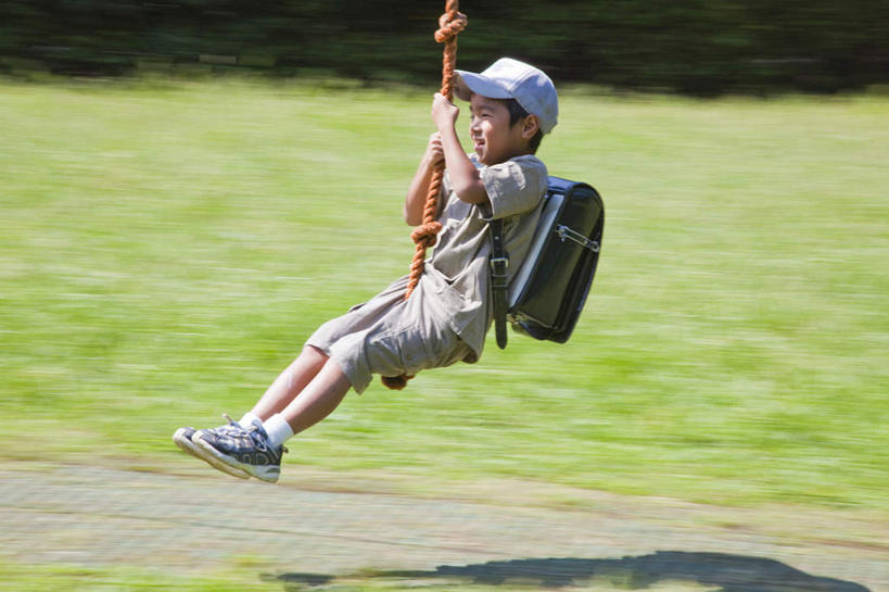 东方人,儿童,一个人,坐,举,笑,摸,微笑,露齿笑,横图,室外,白天,侧面,衬衫,游戏,草地,草坪,植物,亚洲,仅一个男性,仅一个人,一根,抚摸,阴影,服装,朦胧,模糊,光线,包,书包,影子,领带,玩,注视,休闲装,黄种人,娱乐,草,树,树木,一个,小孩,衣服,粉色,黄色,绿色,黑色,阳光,自然,背包,绳子,秋千,观察,看,托,仅一个小孩,休闲,休闲服,服饰,生长,单个,成长,观看,活动,绳索,察看,发泄,关注,消遣,智力,宣泄,男孩,男人,男性,亚洲人,孩子,触摸,接触,举起,举手,举着,玩耍,嬉戏,向上举,向上伸,向上托,坐着,彩图,全身,衬衣,双肩包,男生