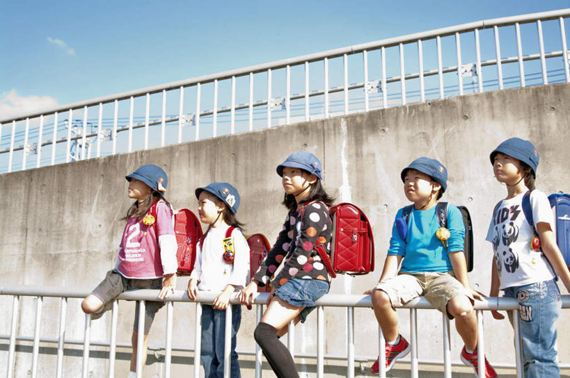 东方人,儿童,站,坐,笑,摸,微笑,露齿笑,横图,室外,白天,正面,旅游,度假,纯洁,成功,合作,团队,集体,信心,帽子,亚洲,五个人,一排,撑,抚摸,阴影,服装,整齐,光线,包,书包,影子,墙,云,云朵,许多人,云彩,抬腿,注视,休闲装,黄种人,娱乐,队伍,墙壁,墙面,排列,小孩,衣服,粉色,红色,蓝色,白色,白云,蓝天,天空,阳光,背包,遮阳帽,天,观察,看,站着,一群人,享受,休闲,休闲服,放松,可爱,童年,童趣,服饰,观看,察看,撑着,成就,队列,关注,合伙,童真,烂漫,无邪,天真,男孩,男人,男性,女孩,女人,女性,亚洲人,触摸,接触,站立,坐着,半身,彩图,双肩包,男生,女生