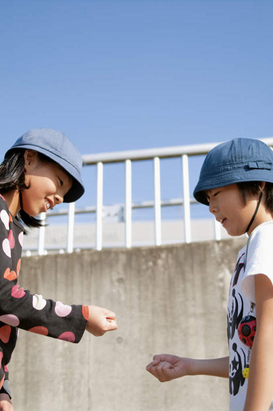 东方人,儿童,两个人,伙伴,朋友,栏杆,站,笑,微笑,露齿笑,竖图,室外,白天,侧面,旅游,度假,游戏,友谊,纯洁,帽子,亚洲,许多,阴影,服装,光线,影子,斑点,墙,围栏,玩,注视,休闲装,黄种人,娱乐,护栏,相视,墙壁,墙面,两个,小孩,衣服,蓝色,白色,蓝天,天空,阳光,遮阳帽,天,观察,看,站着,享受,休闲,面对面,休闲服,放松,可爱,童年,童趣,服饰,晴朗,观看,活动,对视,猜拳,察看,发泄,关注,消遣,智力,划拳,相对,童真,烂漫,无邪,万里无云,相看,宣泄,天真,友情,男孩,男人,男性,亚洲人,晴空,晴空万里,玩耍,嬉戏,站立,半身,彩图,男生