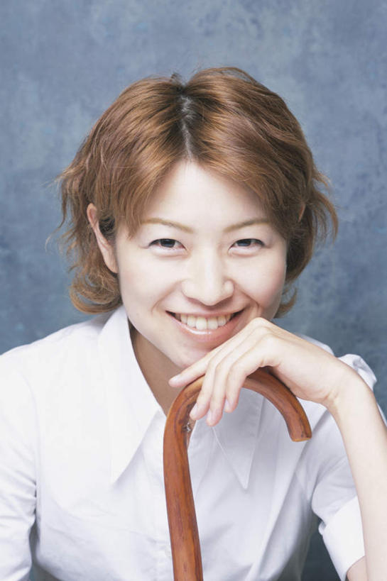 东方人,头发,一个人,坐,笑,摸,微笑,露齿笑,竖图,室内,白天,正面,衬衫,亚洲,仅一个年轻女性,仅一个女性,仅一个人,撑,抚摸,阴影,灰色背景,光线,影子,墙,托腮,注视,黄种人,墙壁,墙面,黄色,白色,阳光,观察,看,托,摄影,影棚,观看,察看,撑着,关注,托下巴,年轻女性,女人,女性,亚洲人,触摸,接触,坐着,半身,彩图,影棚拍摄,衬衣,拍摄,短发