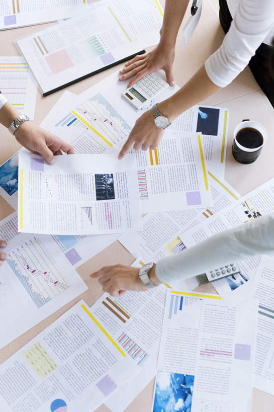 东方人,三个人,伙伴,同事,朋友,办公室,站,摸,竖图,俯视,室内,白天,衬衫,友谊,成功,合作,团队,集体,信心,桌子,杯子,亚洲,抚摸,弯腰,握,指,阴影,时间,光线,材料,瓷器,档案,时钟,手表,文件,影子,办公桌,咖啡杯,陶瓷制品,拿,计时,拿着,黄种人,方向,队伍,三个,白色,阳光,资料,钟表,手势,站着,表,握着,腕表,领导,指向,食指,成就,文档,瓷杯,合伙,领袖,弯身,友情,男人,男性,年轻男性,年轻女性,女人,女性,亚洲人,钟,触摸,接触,站立,半身,彩图,高角度拍摄,衬衣