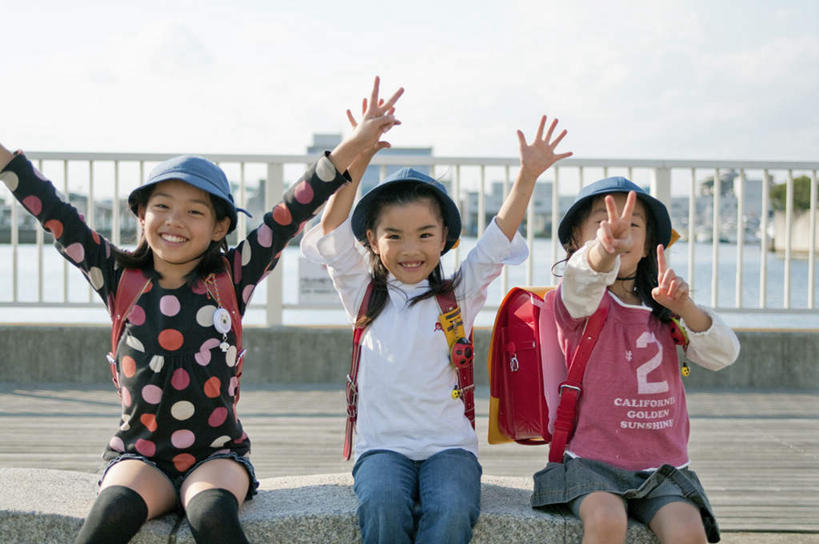 东方人,儿童,头发,三个人,栏杆,坐,举,伸展双臂,笑,微笑,露齿笑,横图,室外,白天,正面,快乐,兴奋,纯洁,骄傲,成功,胜利,合作,团队,集体,信心,草地,草坪,植物,帽子,亚洲,一排,阴影,服装,整齐,光线,影子,斑点,云,云朵,围栏,地面,云彩,注视,休闲装,黄种人,队伍,护栏,草,树,树木,排列,三个,小孩,衣服,粉色,蓝色,绿色,白色,黑色,白云,蓝天,天空,阳光,自然,遮阳帽,天,观察,看,手势,托,休闲,休闲服,可爱,童年,童趣,自信,服饰,生长,成长,观看,察看,成就,队列,关注,合伙,童真,烂漫,无邪,天真,女孩,女人,女性,亚洲人,敞开双臂,举起,举手,举着,伸开双臂,向上举,向上伸,向上托,展开双肩,张开手臂,张开双臂,坐着,半身,彩图,欢乐,开心,女生