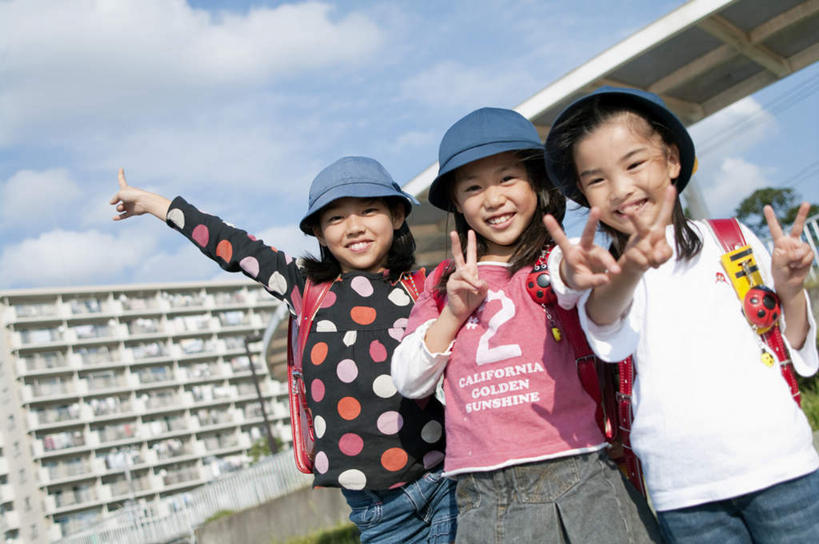 东方人,儿童,头发,三个人,家,栏杆,站,举,伸展双臂,笑,微笑,露齿笑,横图,室外,白天,正面,快乐,兴奋,纯洁,骄傲,成功,胜利,合作,团队,集体,信心,草地,草坪,植物,帽子,亚洲,一排,阴影,服装,整齐,光线,影子,斑点,房屋,屋子,围栏,地面,注视,休闲装,黄种人,队伍,护栏,楼房,住宅,草,树,树木,排列,三个,小孩,衣服,粉色,蓝色,绿色,白色,黑色,蓝天,天空,阳光,自然,遮阳帽,天,观察,看,手势,托,站着,休闲,休闲服,可爱,童年,童趣,自信,服饰,生长,成长,观看,察看,成就,队列,关注,合伙,童真,烂漫,无邪,天真,女孩,女人,女性,亚洲人,敞开双臂,举起,举手,举着,伸开双臂,向上举,向上伸,向上托,展开双肩,站立,张开手臂,张开双臂,半身,彩图,欢乐,开心,房子,女生