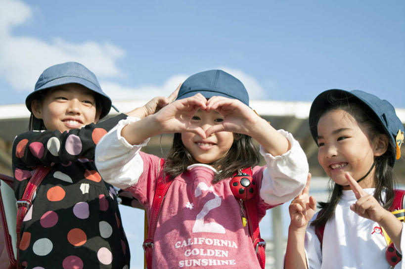 东方人,儿童,头发,三个人,家,栏杆,站,举,笑,微笑,露齿笑,横图,室外,白天,正面,爱情,快乐,兴奋,纯洁,骄傲,成功,胜利,合作,团队,集体,信心,植物,帽子,亚洲,一排,阴影,服装,爱心,整齐,光线,影子,斑点,房屋,屋檐,屋子,围栏,地面,浪漫,注视,休闲装,黄种人,队伍,护栏,楼房,檐,住宅,树,树木,排列,三个,小孩,衣服,粉色,蓝色,绿色,白色,黑色,蓝天,天空,阳光,自然,遮阳帽,天,观察,看,手势,托,站着,休闲,温暖,温馨,心形,休闲服,恩爱,可爱,童年,童趣,自信,服饰,生长,成长,观看,和睦,察看,成就,队列,关注,合伙,童真,烂漫,无邪,天真,女孩,女人,女性,亚洲人,心型,举起,举手,举着,向上举,向上伸,向上托,站立,半身,彩图,欢乐,开心,房子,融洽,女生