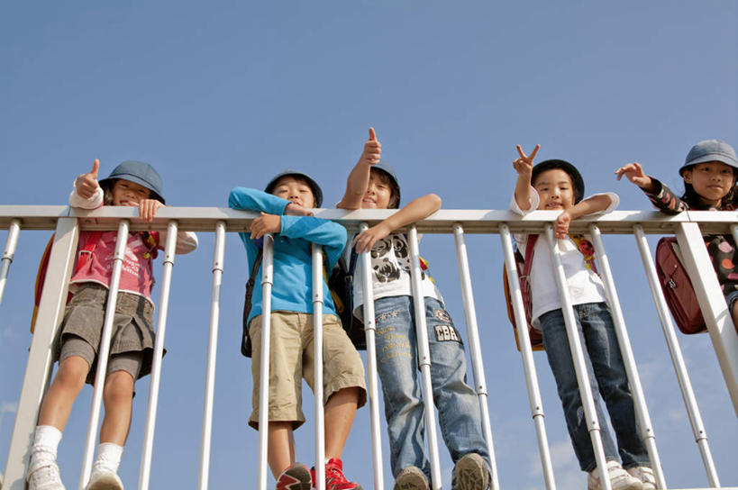 东方人,儿童,栏杆,站,举,笑,微笑,露齿笑,横图,室外,白天,仰视,旅游,度假,纯洁,成功,合作,团队,集体,信心,帽子,亚洲,五个人,许多,撑,指,阴影,服装,光线,影子,围栏,许多人,注视,休闲装,黄种人,方向,娱乐,队伍,护栏,小孩,衣服,粉色,蓝色,白色,蓝天,天空,阳光,遮阳帽,天,扶,观察,看,趴着,手势,托,站着,一群人,享受,休闲,休闲服,放松,可爱,童年,童趣,服饰,晴朗,观看,察看,撑着,扶着,指向,食指,成就,关注,合伙,童真,烂漫,无邪,万里无云,天真,男孩,男人,男性,女孩,女人,女性,亚洲人,晴空,晴空万里,举起,举手,举着,趴,向上举,向上伸,向上托,站立,半身,彩图,低角度拍摄,男生,女生