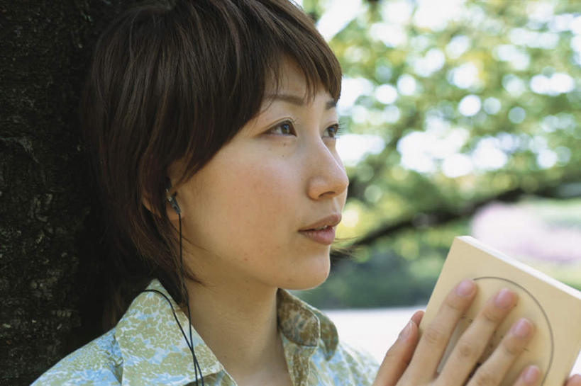 东方人,一个人,坐,捧,笑,微笑,露齿笑,横图,室内,特写,白天,侧面,旅游,度假,快乐,满意,幸福,草地,草坪,植物,书籍,亚洲,仅一个年轻女性,仅一个女性,仅一个人,一本,握,服装,朦胧,模糊,音响,音乐,拿,拿着,注视,休闲装,黄种人,娱乐,草,树,树木,衣服,绿色,自然,耳机,观察,看,靠,靠着,倚靠,享受,休闲,休闲服,放松,握着,服饰,生长,成长,观看,察看,舒适,享乐,倚着,关注,年轻女性,女人,女性,亚洲人,书,图书,端,端着,捧着,手捧,坐着,半身,彩图