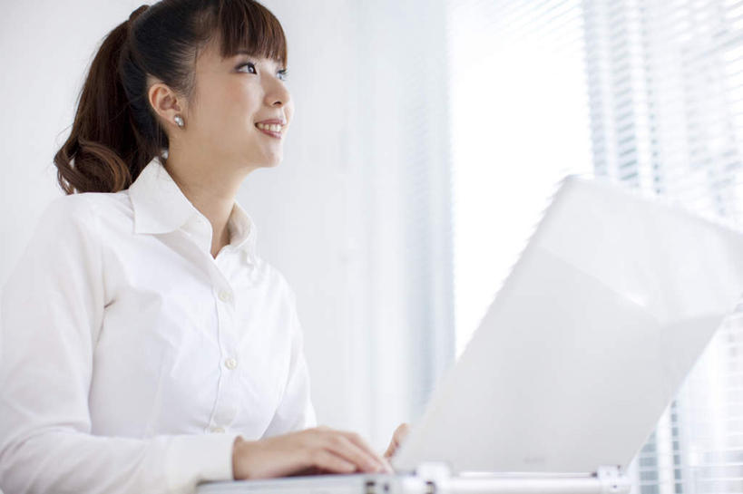 东方人,头发,一个人,坐,笑,摸,微笑,露齿笑,横图,室内,白天,侧面,电脑,笔记本电脑,窗户,亚洲,仅一个年轻女性,仅一个女性,仅一个人,抚摸,敲打,阴影,服装,光线,网络,影子,墙,注视,休闲装,黄种人,输入,通讯设备,玻璃窗,墙壁,墙面,衣服,白色,黑色,阳光,打字,观察,看,靠,靠着,倚靠,休闲,休闲服,服饰,观看,点击,敲击,察看,无线,倚着,关注,通信设备,无线网络,无线上网,便携式电脑,按键,手提电脑,年轻女性,女人,女性,亚洲人,触摸,接触,抬头,仰头,坐着,半身,彩图