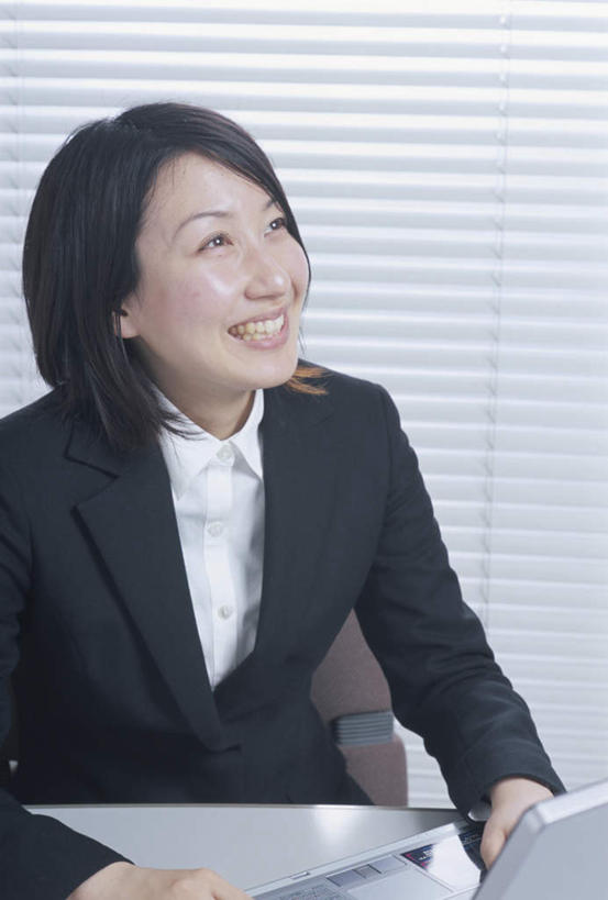东方人,头发,一个人,商务人士,商务女性,坐,笑,摸,微笑,露齿笑,竖图,俯视,室内,白天,衬衫,电脑,笔记本电脑,窗户,椅子,亚洲,仅一个年轻女性,仅一个女性,仅一个人,抚摸,敲打,阴影,套装,光线,网络,影子,百叶窗,木椅,扭头,注视,黄种人,输入,通讯设备,玻璃窗,黑色,阳光,打字,观察,看,靠,靠着,倚靠,转头,观看,点击,敲击,察看,无线,倚着,关注,通信设备,商务装,无线网络,无线上网,便携式电脑,工薪阶层,按键,手提电脑,年轻女性,女人,女性,亚洲人,白领,上班族,触摸,接触,坐着,半身,彩图,高角度拍摄,衬衣