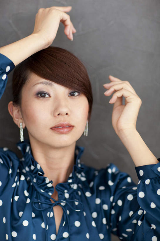 东方人,头发,一个人,站,举,笑,摸,微笑,露齿笑,竖图,室内,白天,正面,项链,亚洲,仅一个年轻女性,仅一个女性,仅一个人,许多,抚摸,阴影,灰色背景,服装,光线,影子,斑点,墙,注视,休闲装,黄种人,墙壁,墙面,装饰品,衣服,蓝色,白色,黑色,阳光,耳环,饰品,首饰,观察,看,靠,靠着,托,倚靠,站着,休闲,休闲服,摄影,服饰,影棚,观看,察看,倚着,关注,年轻女性,女人,女性,亚洲人,触摸,接触,举起,举手,举着,向上举,向上伸,向上托,站立,半身,彩图,影棚拍摄,拍摄