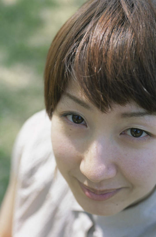 东方人,脸,头,脸颊,头发,一个人,站,笑,微笑,露齿笑,竖图,俯视,室外,特写,白天,旅游,度假,草地,草坪,植物,亚洲,仅一个年轻女性,仅一个女性,仅一个人,阴影,服装,朦胧,模糊,光线,影子,注视,休闲装,黄种人,娱乐,草,衣服,绿色,白色,黑色,阳光,观察,看,站着,享受,休闲,休闲服,放松,服饰,观看,察看,关注,年轻女性,女人,女性,亚洲人,头部,脸部,脸蛋,面部,抬头,仰头,站立,半身,彩图,高角度拍摄,短发