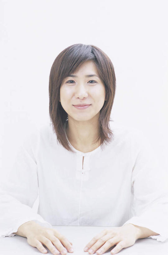 东方人,头发,一个人,坐,笑,摸,微笑,露齿笑,竖图,室内,白天,白色背景,正面,桌面,椅子,亚洲,仅一个年轻女性,仅一个女性,仅一个人,抚摸,阴影,服装,光线,影子,木椅,墙,注视,休闲装,黄种人,墙壁,墙面,衣服,白色,黑色,阳光,观察,看,靠,靠着,倚靠,休闲,休闲服,摄影,服饰,影棚,观看,察看,倚着,关注,年轻女性,女人,女性,亚洲人,长发,触摸,接触,坐着,半身,彩图,影棚拍摄,拍摄