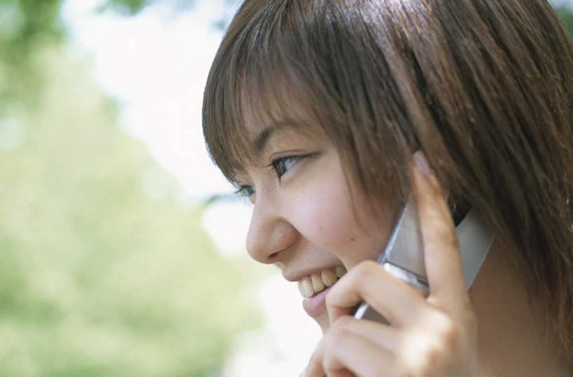 东方人,脸,头,脸颊,头发,一个人,站,举,笑,摸,打电话,微笑,露齿笑,横图,室外,特写,白天,侧面,旅游,度假,草地,草坪,植物,电话,手机,亚洲,仅一个年轻女性,仅一个女性,仅一个人,抚摸,握,阴影,朦胧,模糊,光线,影子,拿,听,拿着,注视,黄种人,娱乐,通讯设备,草,树,树木,蓝色,绿色,黑色,蓝天,天空,阳光,自然,天,观察,看,托,站着,享受,休闲,放松,握着,生长,成长,观看,察看,关注,一部,交流,年轻女性,女人,女性,亚洲人,头部,长发,脸部,脸蛋,面部,触摸,沟通,接触,举起,举手,举着,通话,向上举,向上伸,向上托,站立,半身,彩图