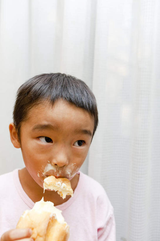 点心,东方人,儿童,脸,头,脸颊,头发,一个人,站,举,笑,摸,吃,微笑,露齿笑,竖图,室内,白天,正面,纯洁,亚洲,仅一个男性,仅一个人,一块,抚摸,握,阴影,服装,光线,影子,墙,食品,甜点,甜品,拿,拿着,注视,休闲装,黄种人,墙壁,墙面,食物,糕点,小孩,衣服,白色,黑色,阳光,甜食,观察,看,托,站着,仅一个小孩,休闲,休闲服,可爱,童年,童趣,握着,纸币,服饰,观看,察看,关注,童真,烂漫,无邪,天真,男孩,男人,男性,亚洲人,孩子,头部,脸部,脸蛋,面部,触摸,接触,举起,举手,举着,嚼,食,向上举,向上伸,向上托,站立,半身,彩图,男生