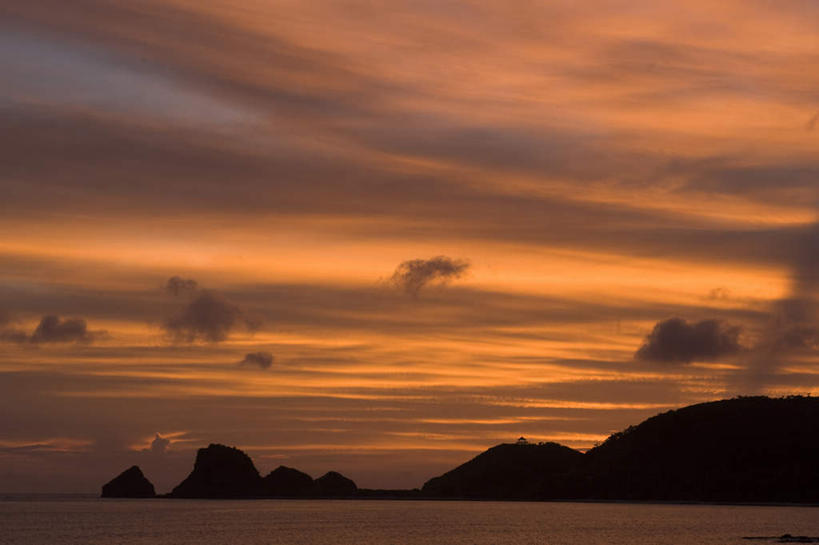 无人,横图,室外,白天,正面,旅游,度假,日出,海浪,海洋,美景,山,山脉,太阳,植物,日本,波纹,景观,浪花,山峰,云,云朵,朝霞,晨曦,黎明,山峦,云彩,娱乐,冲绳,树,树木,绿色,水纹,天空,阳光,自然,海水,波浪,群山,天,享受,休闲,金色,景色,放松,生长,成长,冲绳县,自然风光,海景,东亚,琉球群岛,日本国,九州地方,大海,风浪,海,海水的波动,近岸浪,涌浪,朝阳,彩图,破晓