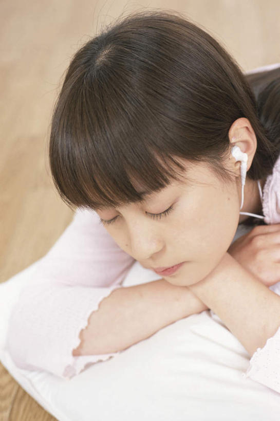 东方人,头发,一个人,闭眼,睡,竖图,俯视,室内,白天,快乐,满意,幸福,地板,靠垫,亚洲,仅一个年轻女性,仅一个女性,仅一个人,撑,服装,靠枕,音响,地面,音乐,托腮,休闲装,黄种人,娱乐,木地板,一个,衣服,粉色,白色,黑色,耳机,垫子,枕头,趴着,托,享受,休闲,休闲服,放松,服饰,单个,舒适,享乐,托下巴,年轻女性,女人,女性,亚洲人,长发,闭眼睛,闭着眼,闭着眼睛,困,困觉,趴,寝息,睡觉,半身,彩图,高角度拍摄