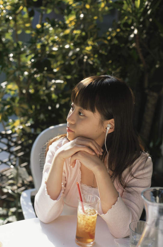 东方人,头发,一个人,坐,笑,摸,微笑,露齿笑,竖图,俯视,室外,白天,旅游,度假,植物,餐桌,桌子,杯子,椅子,亚洲,仅一个年轻女性,仅一个女性,仅一个人,一根,抚摸,服装,塑料,木椅,一杯,扭头,注视,休闲装,黄种人,娱乐,玻璃制品,树,树木,饮料,一个,衣服,绿色,白色,黑色,自然,水杯,塑料制品,吸管,观察,看,靠,靠着,倚靠,转头,享受,休闲,休闲服,放松,服饰,生长,单个,成长,餐台,观看,察看,空心,倚着,关注,饮管,年轻女性,女人,女性,亚洲人,长发,玻璃杯,触摸,接触,坐着,半身,彩图,高角度拍摄,圆柱状