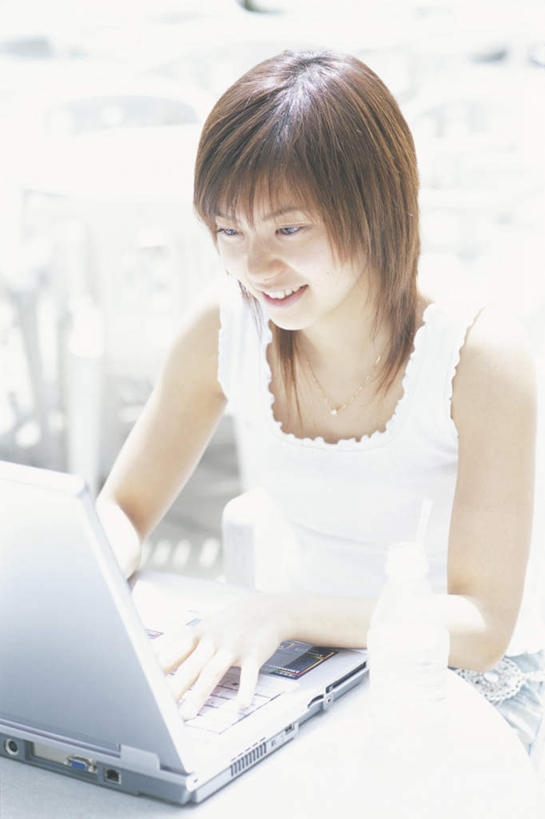 东方人,头发,一个人,坐,笑,摸,微笑,露齿笑,竖图,室外,白天,正面,旅游,电脑,笔记本电脑,餐桌,桌子,椅子,亚洲,仅一个年轻女性,仅一个女性,仅一个人,抚摸,敲打,服装,网络,木椅,墙,注视,休闲装,黄种人,输入,通讯设备,墙壁,墙面,衣服,白色,黑色,打字,观察,看,靠,靠着,倚靠,休闲,休闲服,服饰,餐台,观看,点击,敲击,察看,无线,倚着,关注,通信设备,无线网络,无线上网,便携式电脑,按键,手提电脑,年轻女性,女人,女性,亚洲人,触摸,接触,坐着,半身,彩图,游览,短发