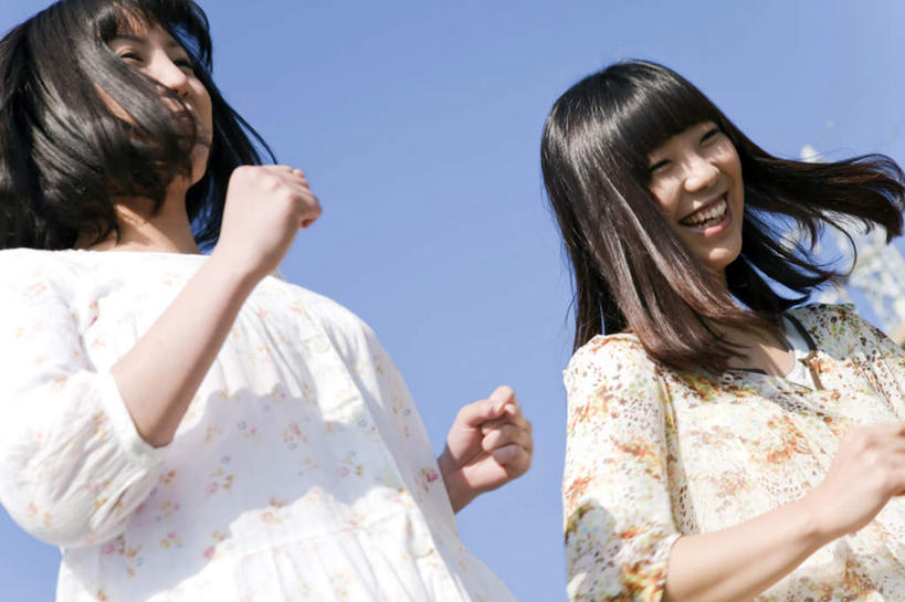 东方人,头发,两个人,伙伴,朋友,站,举,笑,微笑,露齿笑,横图,室外,白天,仰视,旅游,度假,友谊,亚洲,阴影,花纹,服装,光线,图案,影子,注视,休闲装,黄种人,娱乐,衣服,黄色,蓝色,白色,黑色,蓝天,天空,阳光,天,低头,观察,看,托,站着,张嘴,享受,休闲,休闲服,放松,服饰,晴朗,观看,察看,关注,张大嘴巴,万里无云,友情,年轻女性,女人,女性,亚洲人,长发,晴空,晴空万里,张开嘴,举起,举手,举着,向上举,向上伸,向上托,站立,半身,彩图,低角度拍摄