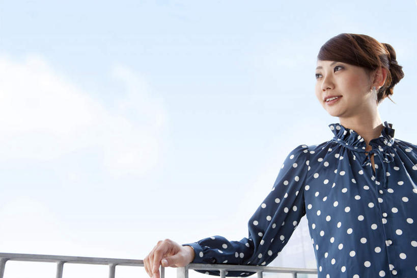 东方人,脸,头,脸颊,头发,一个人,栏杆,站,笑,摸,微笑,露齿笑,横图,室外,白天,仰视,亚洲,仅一个年轻女性,仅一个女性,仅一个人,撑,抚摸,阴影,服装,光线,影子,斑点,云,云朵,围栏,云彩,扭头,注视,休闲装,黄种人,护栏,衣服,蓝色,白色,黑色,白云,蓝天,天空,阳光,天,观察,看,靠,靠着,倚靠,站着,转头,休闲,休闲服,服饰,观看,察看,撑着,倚着,关注,年轻女性,女人,女性,亚洲人,头部,长发,脸部,脸蛋,面部,触摸,接触,站立,半身,彩图,低角度拍摄