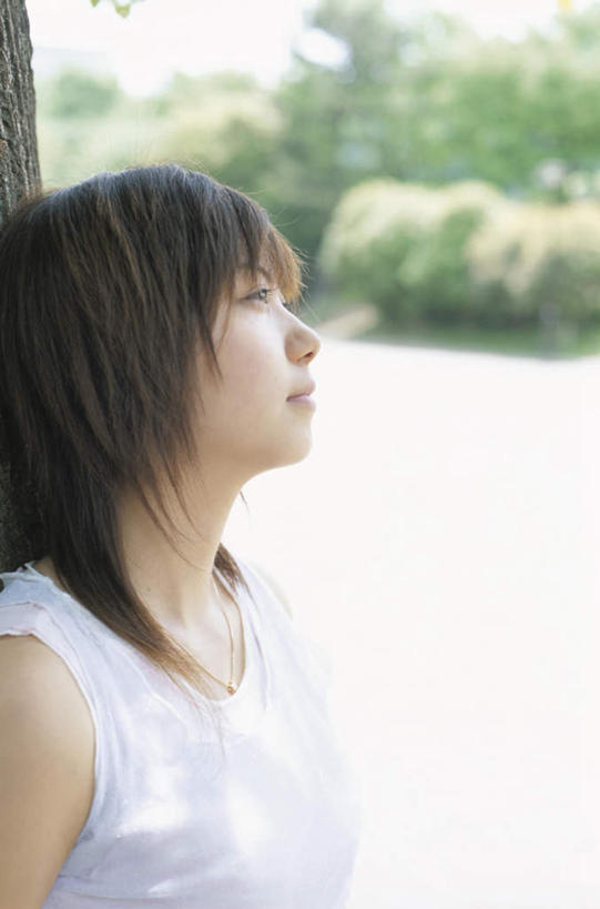 东方人,脸,头,脸颊,头发,一个人,站,笑,微笑,露齿笑,竖图,室外,白天,侧面,旅游,度假,草地,草坪,植物,亚洲,仅一个年轻女性,仅一个女性,仅一个人,阴影,服装,光线,影子,地面,注视,休闲装,黄种人,娱乐,草,树,树木,衣服,绿色,白色,黑色,阳光,自然,观察,看,靠,靠着,倚靠,站着,享受,休闲,休闲服,放松,服饰,生长,成长,观看,察看,倚着,关注,年轻女性,女人,女性,亚洲人,头部,长发,脸部,脸蛋,面部,站立,半身,彩图