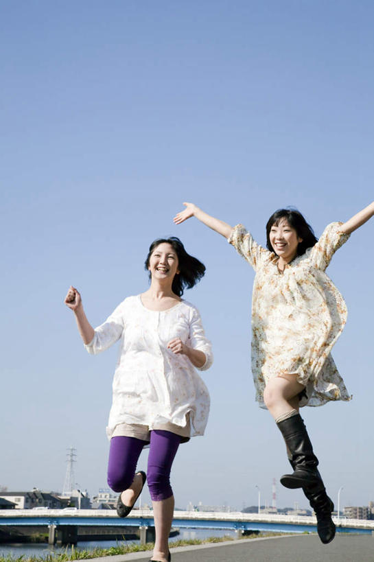 东方人,头发,两个人,伙伴,朋友,站,跑,跳,举,伸展双臂,竖图,室外,白天,正面,锻炼,旅游,度假,友谊,运动,草地,草坪,植物,大桥,立交桥,桥梁,亚洲,阴影,花纹,服装,光线,图案,影子,高架,斜拉桥,桥,地面,半空,休闲装,黄种人,娱乐,草,树,树木,衣服,黄色,蓝色,绿色,白色,黑色,蓝天,天空,阳光,自然,天,托,站着,享受,休闲,休闲服,放松,服饰,生长,晴朗,成长,喊叫,呼喊,万里无云,体育,友情,年轻女性,女人,女性,亚洲人,长发,晴空,晴空万里,敞开双臂,举起,举手,举着,跑步,伸开双臂,跳跃,向上举,向上伸,向上托,展开双肩,站立,张开手臂,张开双臂,彩图,全身,健身