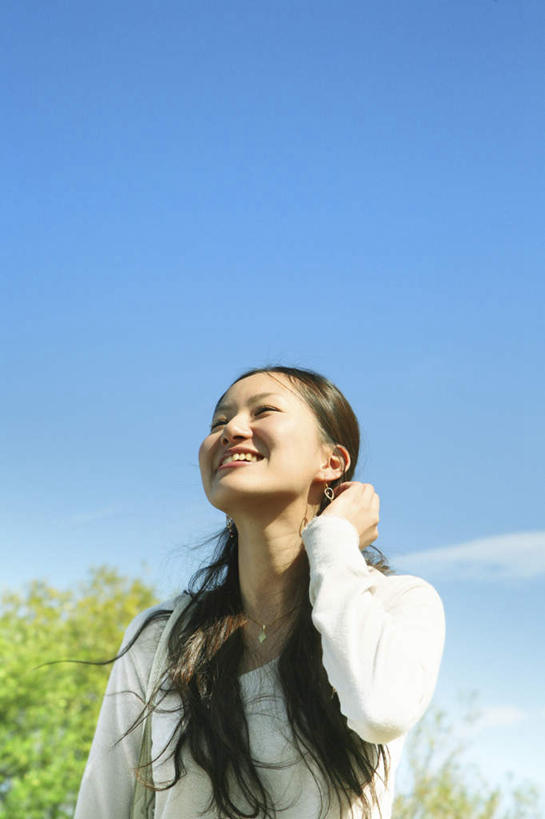 东方人,头发,一个人,站,举,笑,摸,微笑,露齿笑,竖图,室外,白天,仰视,旅游,度假,植物,亚洲,仅一个年轻女性,仅一个女性,仅一个人,抚摸,阴影,服装,光线,影子,云,云朵,云彩,注视,休闲装,黄种人,娱乐,树,树木,衣服,蓝色,绿色,白色,黑色,白云,蓝天,天空,阳光,自然,天,观察,看,托,站着,享受,休闲,休闲服,放松,服饰,生长,成长,观看,察看,关注,年轻女性,女人,女性,亚洲人,长发,触摸,接触,举起,举手,举着,抬头,向上举,向上伸,向上托,仰头,站立,半身,彩图,低角度拍摄