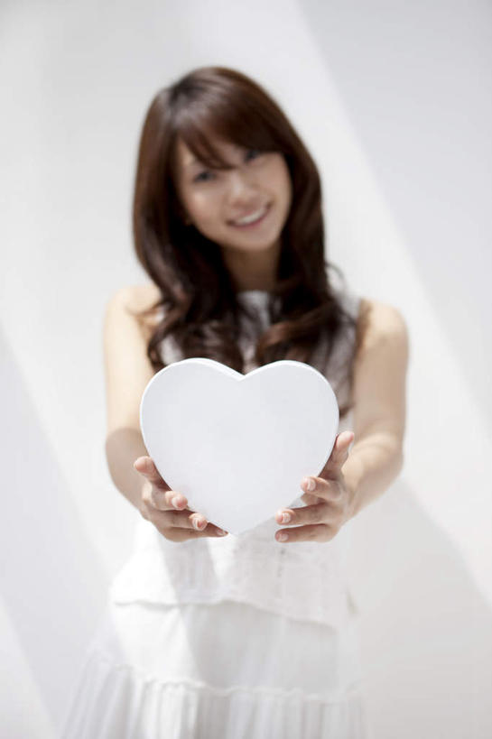 东方人,头发,一个人,站,捧,笑,摸,微笑,露齿笑,竖图,俯视,室内,白天,爱情,礼盒,礼物,亚洲,仅一个年轻女性,仅一个女性,仅一个人,抚摸,握,阴影,服装,爱心,光线,影子,纸盒,浪漫,拿,拿着,注视,休闲装,黄种人,盒子,一个,衣服,黑色,阳光,包装盒,礼品盒,观察,看,站着,休闲,温暖,温馨,心形,休闲服,恩爱,握着,服饰,礼品,单个,观看,和睦,察看,关注,年轻女性,女人,女性,亚洲人,心型,长发,触摸,端,端着,接触,捧着,手捧,站立,半身,彩图,高角度拍摄,融洽