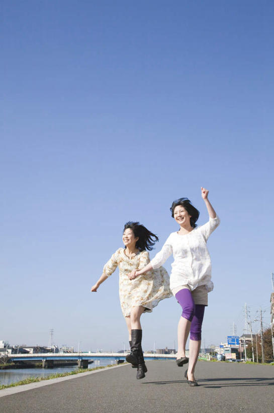 东方人,头发,两个人,伙伴,朋友,站,跑,握手,笑,摸,微笑,露齿笑,竖图,室外,白天,正面,锻炼,旅游,度假,友谊,运动,河流,水,植物,大桥,立交桥,桥梁,亚洲,抚摸,阴影,花纹,服装,光线,图案,影子,河水,水流,高架,斜拉桥,桥,注视,休闲装,黄种人,娱乐,树,树木,衣服,黄色,蓝色,绿色,白色,黑色,蓝天,天空,阳光,自然,天,观察,看,站着,张嘴,享受,休闲,休闲服,放松,服饰,生长,晴朗,成长,观看,察看,关注,张大嘴巴,万里无云,体育,友情,年轻女性,女人,女性,亚洲人,长发,晴空,晴空万里,张开嘴,触摸,接触,拉手,跑步,手拉手,手握手,站立,彩图,全身,健身