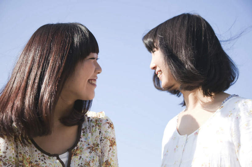 东方人,脸,头,脸颊,头发,两个人,伙伴,朋友,站,笑,微笑,露齿笑,横图,室外,白天,仰视,旅游,度假,友谊,亚洲,阴影,花纹,服装,光线,图案,影子,扭头,注视,休闲装,黄种人,娱乐,相视,衣服,蓝色,黑色,蓝天,天空,阳光,天,观察,看,站着,张嘴,转头,享受,休闲,面对面,休闲服,放松,服饰,晴朗,观看,对视,察看,关注,相对,张大嘴巴,万里无云,相看,友情,年轻女性,女人,女性,亚洲人,头部,长发,脸部,脸蛋,面部,晴空,晴空万里,张开嘴,站立,半身,彩图,低角度拍摄