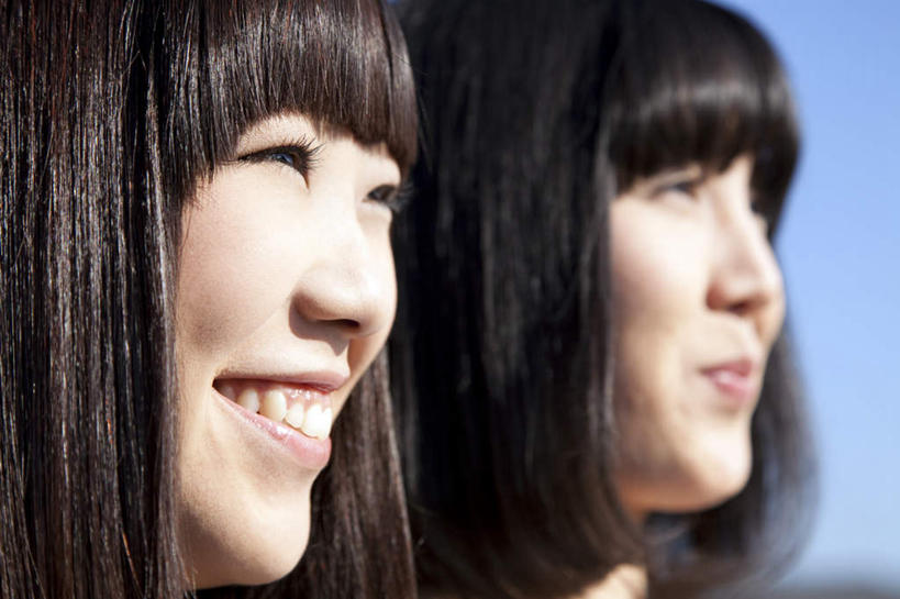 东方人,脸,头,脸颊,头发,两个人,伙伴,朋友,站,笑,微笑,露齿笑,横图,室外,特写,白天,侧面,旅游,度假,友谊,亚洲,阴影,朦胧,模糊,光线,影子,注视,黄种人,娱乐,蓝色,黑色,蓝天,天空,阳光,天,观察,看,站着,张嘴,享受,休闲,放松,晴朗,观看,察看,关注,张大嘴巴,万里无云,友情,年轻女性,女人,女性,亚洲人,头部,长发,脸部,脸蛋,面部,晴空,晴空万里,张开嘴,站立,半身,彩图