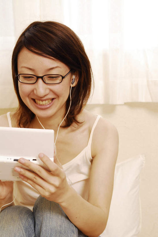 东方人,头发,一个人,坐,笑,摸,微笑,露齿笑,竖图,俯视,室内,白天,裙子,游戏,窗帘,地板,亚洲,仅一个年轻女性,仅一个女性,仅一个人,抚摸,敲打,阴影,条纹,连衣裙,光线,影子,地面,玩,注视,黄种人,娱乐,输入,木地板,一个,白色,黑色,阳光,打字,观察,看,休闲,游戏机,单个,观看,活动,吊带裙,点击,敲击,察看,发泄,关注,消遣,智力,宣泄,按键,年轻女性,女人,女性,亚洲人,长发,触摸,接触,玩耍,嬉戏,坐着,半身,彩图,高角度拍摄