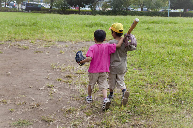 东方人,儿童,两个人,伙伴,朋友,站,走,举,抱,摸,横图,室外,白天,锻炼,旅游,度假,友谊,运动,棒球,垒球,草地,草坪,植物,帽子,亚洲,抚摸,握,阴影,服装,光线,棒球手套,影子,拿,拿着,休闲装,黄种人,娱乐,运动帽,球,草,树,树木,小孩,背面,衣服,粉色,黄色,绿色,阳光,自然,手套,托,站着,享受,休闲,休闲服,鸭舌帽,放松,握着,服饰,生长,成长,抱着,搂着,一顶,体育,友情,男孩,男人,男性,亚洲人,步行,触摸,接触,举起,举手,举着,搂,散步,向上举,向上伸,向上托,站立,走路,彩图,全身,健身,男生
