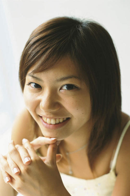 东方人,脸,头,脸颊,头发,一个人,坐,笑,摸,微笑,露齿笑,竖图,俯视,室内,特写,白天,亚洲,仅一个年轻女性,仅一个女性,仅一个人,撑,抚摸,服装,墙,托腮,注视,休闲装,黄种人,墙壁,墙面,衣服,白色,黑色,观察,看,托,休闲,休闲服,服饰,观看,察看,关注,托下巴,年轻女性,女人,女性,亚洲人,头部,长发,脸部,脸蛋,面部,触摸,接触,坐着,半身,彩图,高角度拍摄