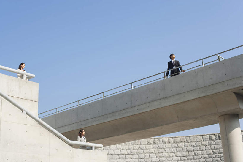 东方人,三个人,同事,商务人士,商务男性,商务女性,站,横图,室外,白天,仰视,衬衫,成功,合作,团队,集体,信心,石头,亚洲,阴影,套装,光线,石子,影子,墙,桥,注视,黄种人,队伍,石桥,拱桥,墙壁,墙面,栈桥,蓝色,蓝天,天空,阳光,天,观察,看,站着,拱形,晴朗,观看,人行桥,石拱桥,察看,领导,成就,关注,商务装,合伙,领袖,工薪阶层,万里无云,男人,男性,年轻男性,年轻女性,女人,女性,亚洲人,白领,上班族,石块,晴空,晴空万里,抬头,仰头,站立,半身,彩图,低角度拍摄,衬衣