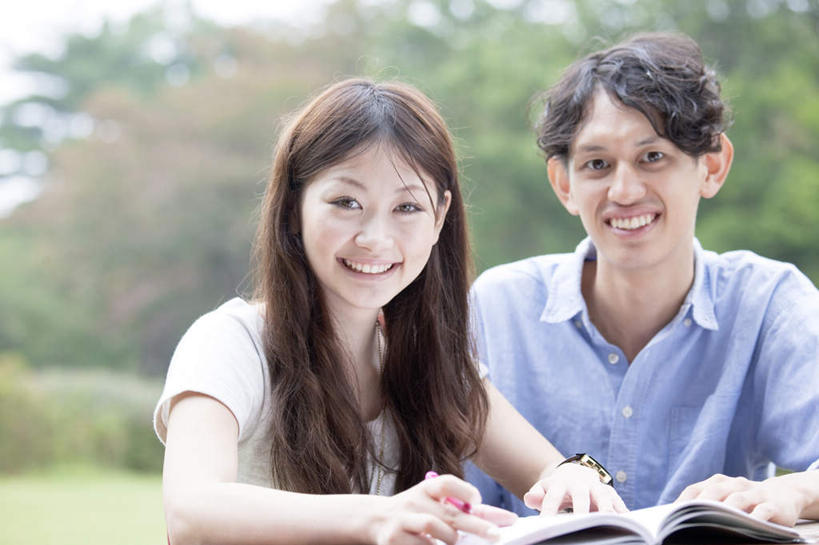 东方人,两个人,伙伴,朋友,坐,笑,微笑,露齿笑,横图,室外,白天,正面,看书,旅游,度假,阅读,友谊,草地,草坪,美景,树林,植物,桌子,书籍,亚洲,许多,学习,景观,注视,黄种人,娱乐,草,树,树木,蓝色,绿色,蓝天,天空,自然,书本,天,观察,看,享受,休闲,同学,景色,放松,读书,浏览,生长,晴朗,成长,观看,察看,校友,关注,自然风光,万里无云,同窗,学友,友情,男人,男性,年轻男性,年轻女性,女人,女性,亚洲人,书,图书,晴空,晴空万里,坐着,半身,彩图