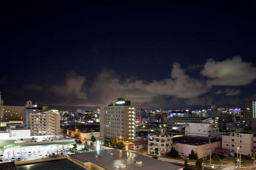 无人,家,高楼大厦,横图,俯视,航拍,室外,夜晚,旅游,度假,美景,树林,植物,城市风光,标志建筑,城市,大厦,地标,建筑,路灯,摩天大楼,照明,日本,亚洲,许多,阴影,光线,影子,房屋,屋子,景观,云,云朵,灯光,云彩,娱乐,建设,冲绳,楼房,住宅,灯,树,树木,蓝色,绿色,白云,蓝天,天空,自然,天,享受,休闲,景色,放松,生长,晴朗,成长,照亮,冲绳县,照明设备,鸟瞰,自然风光,东亚,琉球群岛,日本国,九州地方,晴空,彩图,高角度拍摄,房子,大楼,高层建筑,高楼,摩天楼