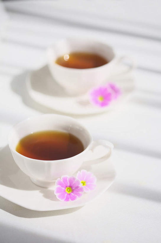 无人,竖图,俯视,室内,白天,旅游,度假,快乐,幸福,美景,桌子,杯子,餐具,阴影,朦胧,模糊,光线,瓷器,碟子,盘,影子,景观,玛格丽特,咖啡杯,陶瓷制品,娱乐,雏菊,两个,阳光,自然,盘子,碟,享受,休闲,菊花,景色,放松,活力,希望,坚强,自然风光,瓷杯,和平,离别,延命菊,幸福花,春菊,马兰头花,暗恋,纯情,单恋,天真,彩图,高角度拍摄,愉快