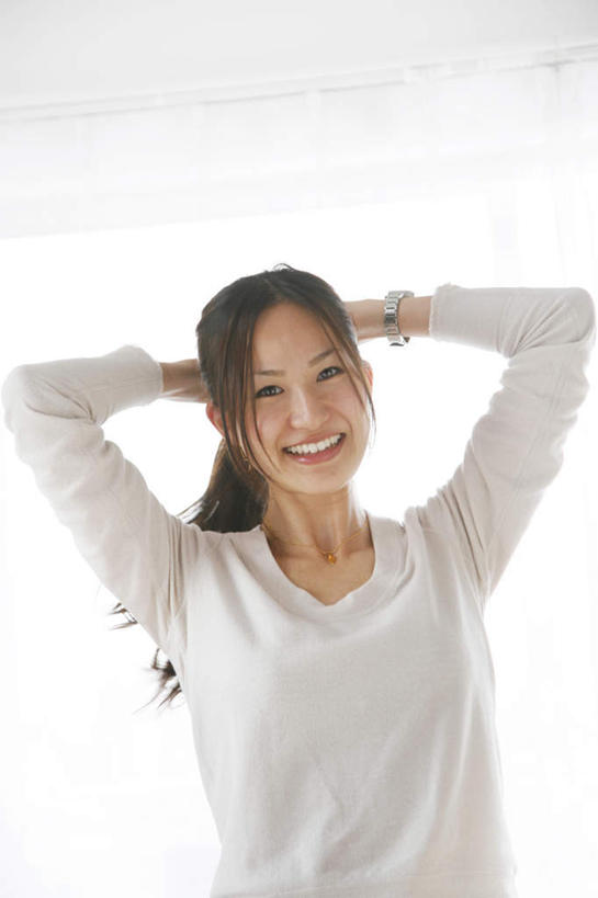 东方人,一个人,站,举,笑,微笑,露齿笑,竖图,室内,白天,正面,锻炼,运动,窗户,窗帘,亚洲,仅一个年轻女性,仅一个女性,仅一个人,时间,时钟,手表,墙,计时,黄种人,玻璃窗,墙壁,墙面,钟表,托,站着,表,腕表,双手抱头,体育,年轻女性,女人,女性,亚洲人,钟,举起,举手,举着,向上举,向上伸,向上托,站立,半身,彩图,健身