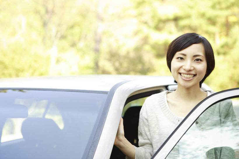 东方人,一个人,站,举,笑,微笑,露齿笑,横图,室外,白天,正面,旅游,度假,美景,树林,植物,汽车,亚洲,仅一个年轻女性,仅一个女性,仅一个人,许多,景观,注视,黄种人,娱乐,车,树,树木,绿色,自然,交通工具,轿车,观察,看,托,站着,享受,休闲,景色,放松,搭,生长,成长,观看,察看,搭着,关注,自然风光,载具,年轻女性,女人,女性,亚洲人,举起,举手,举着,向上举,向上伸,向上托,站立,半身,彩图