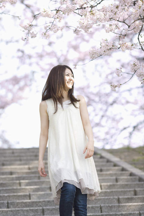 东方人,一个人,坐,笑,微笑,竖图,室外,白天,仰视,裙子,旅游,度假,草地,草坪,美景,树林,植物,楼梯,樱花,亚洲,仅一个年轻女性,仅一个女性,仅一个人,许多,阴影,连衣裙,光线,影子,阶梯,景观,注视,黄种人,娱乐,台阶,草,树,树木,蓝色,绿色,蓝天,天空,阳光,自然,天,观察,看,享受,休闲,景色,放松,生长,晴朗,成长,观看,察看,关注,自然风光,万里无云,仙樱花,福岛樱,青肤樱,年轻女性,女人,女性,亚洲人,晴空,晴空万里,荆桃,抬头,仰头,坐着,半身,彩图,低角度拍摄