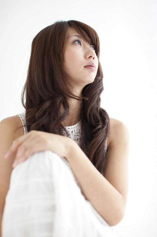 东方人,一个人,坐,举,竖图,室内,白天,白色背景,正面,亚洲,仅一个年轻女性,仅一个女性,仅一个人,抬腿,注视,黄种人,观察,看,托,搭,摄影,影棚,观看,察看,搭着,关注,年轻女性,女人,女性,亚洲人,长发,卷发,举起,举手,举着,抬头,向上举,向上伸,向上托,仰头,坐着,半身,彩图,影棚拍摄,拍摄