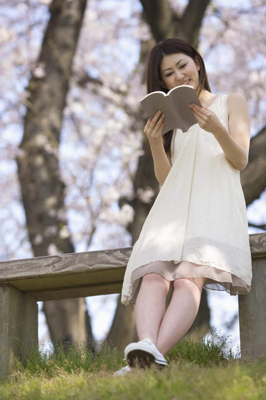 东方人,一个人,坐,举,笑,微笑,竖图,室外,白天,仰视,裙子,旅游,度假,草地,草坪,美景,树林,植物,樱花,书籍,叶子,椅子,亚洲,仅一个年轻女性,仅一个女性,仅一个人,许多,握,阴影,连衣裙,光线,影子,木椅,景观,拿,拿着,注视,黄种人,娱乐,草,树,树木,蓝色,绿色,蓝天,天空,阳光,自然,天,观察,看,托,享受,休闲,景色,放松,握着,生长,晴朗,成长,观看,察看,关注,自然风光,万里无云,仙樱花,福岛樱,青肤樱,年轻女性,女人,女性,亚洲人,叶,书,图书,晴空,晴空万里,荆桃,举起,举手,举着,向上举,向上伸,向上托,坐着,彩图,低角度拍摄,全身