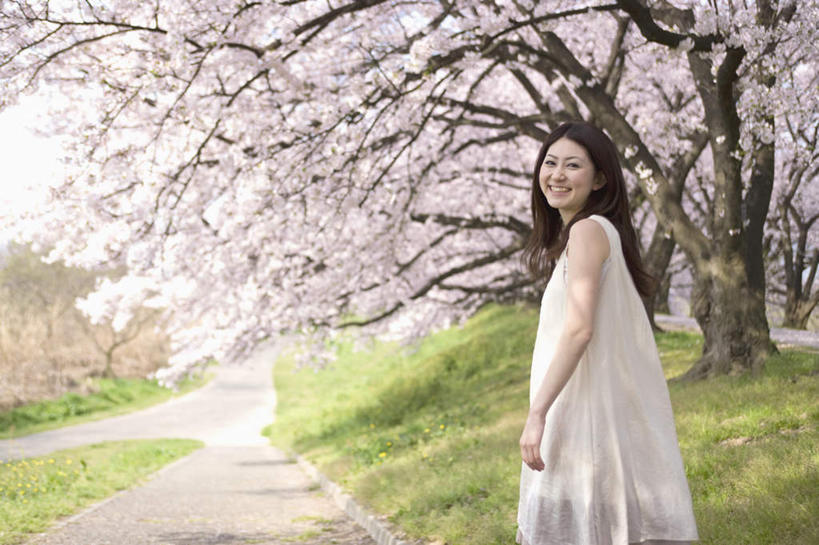 东方人,一个人,站,笑,微笑,露齿笑,横图,室外,白天,侧面,裙子,旅游,度假,草地,草坪,美景,树林,植物,道路,路,樱花,叶子,亚洲,仅一个年轻女性,仅一个女性,仅一个人,许多,阴影,连衣裙,光线,影子,景观,小路,交通,扭头,注视,黄种人,娱乐,草,树,树木,蓝色,绿色,白色,蓝天,天空,阳光,自然,天,观察,看,站着,转头,享受,休闲,景色,放松,乡间小路,生长,晴朗,成长,观看,察看,关注,自然风光,万里无云,仙樱花,福岛樱,青肤樱,年轻女性,女人,女性,亚洲人,叶,晴空,晴空万里,荆桃,站立,半身,彩图